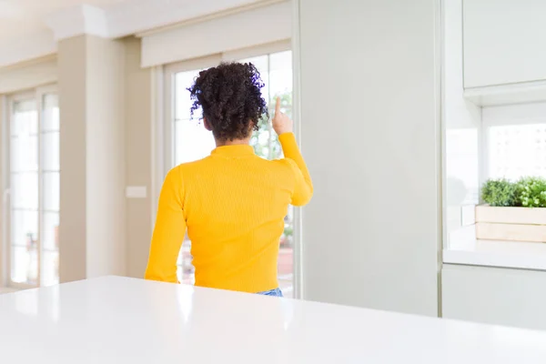 Bella Donna Afro Americana Con Capelli Afro Indossa Maglione Giallo — Foto Stock