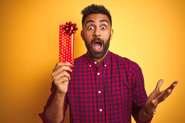 Arab Indian Hispanic Man Holding Valentine Gift Standing Isolated Yellow — Stock Photo, Image