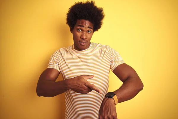 Homem Americano Com Cabelo Afro Vestindo Camiseta Listrada Sobre Fundo — Fotografia de Stock