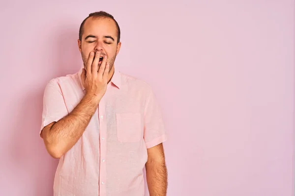 Hombre Joven Con Camisa Elegante Pie Sobre Fondo Rosa Aislado — Foto de Stock