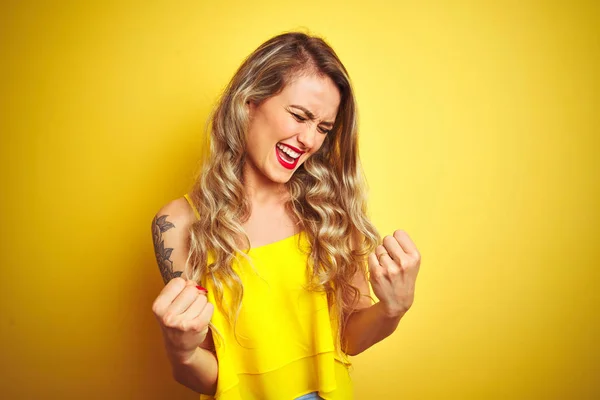 Mujer Joven Attactive Usando Camiseta Pie Sobre Fondo Aislado Amarillo — Foto de Stock