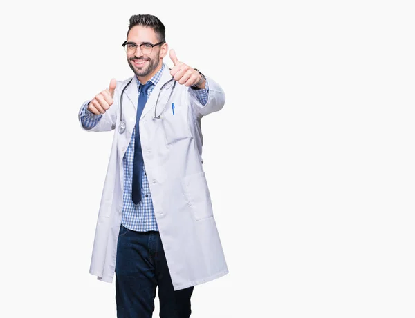 Schöner Junger Arzt Mit Isoliertem Hintergrund Der Eine Positive Geste — Stockfoto