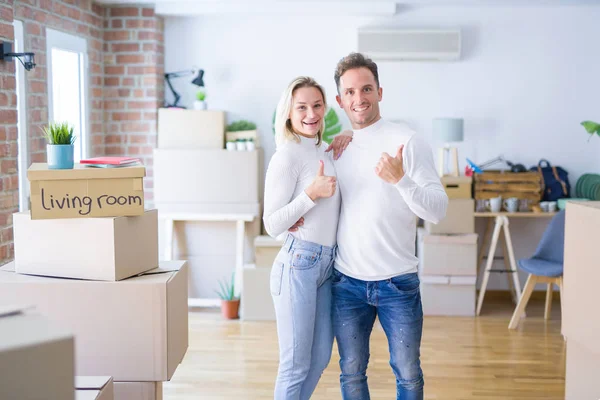 Jong Mooi Paar Staat Het Nieuwe Huis Rond Kartonnen Dozen — Stockfoto