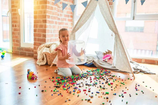 Schöne Blonde Kleinkind Mädchen Spielt Mit Bauklötzen Außerhalb Tipi Kindergarten — Stockfoto