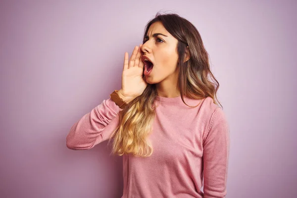 Giovane Bella Donna Indossa Maglione Sfondo Rosa Isolato Urlando Urlando — Foto Stock