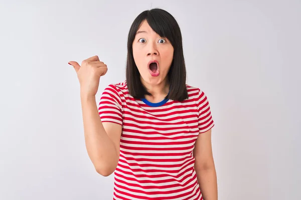 Joven Hermosa Mujer China Con Camiseta Rayas Rojas Sobre Fondo — Foto de Stock