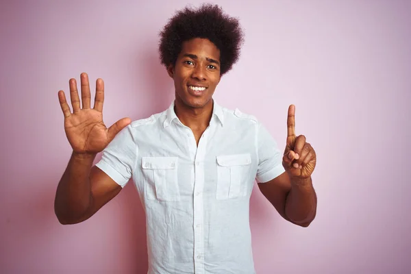 Jeune Homme Américain Avec Des Cheveux Afro Portant Chemise Blanche — Photo