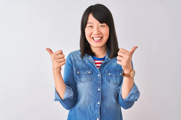 Jonge Mooie Chinese Vrouw Draagt Denim Shirt Geïsoleerde Witte Achtergrond — Stockfoto