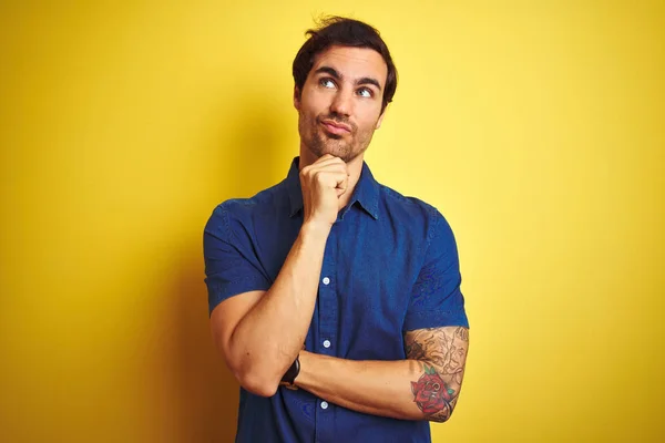 Mladý Pohledný Muž Tetováním Neformální Košili Stojící Nad Izolovaným Žlutým — Stock fotografie