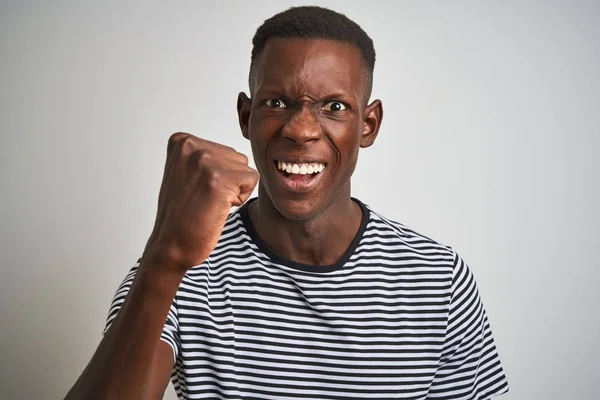 Siyah Çizgili Tişört Giyen Afro Amerikan Bir Adam Izole Edilmiş — Stok fotoğraf