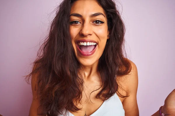 Jonge Mooie Vrouw Dragen Witte Shirt Staan Geïsoleerde Roze Achtergrond — Stockfoto