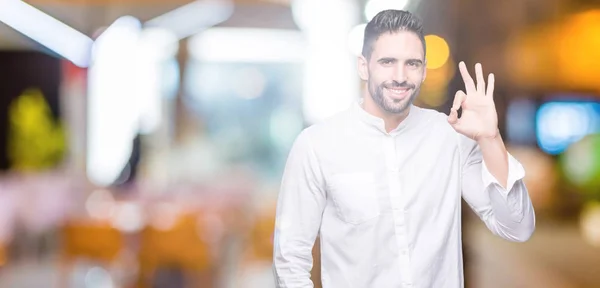 Joven Hombre Negocios Sobre Fondo Aislado Sonriendo Positiva Haciendo Signo —  Fotos de Stock