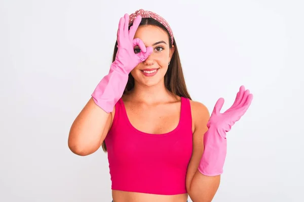 Młoda Piękna Dziewczyna Nosi Czystsze Rękawiczki Stojąc Nad Odizolowanym Białym — Zdjęcie stockowe