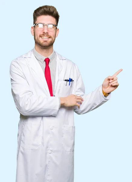 Joven Científico Guapo Con Gafas Con Una Gran Sonrisa Cara — Foto de Stock