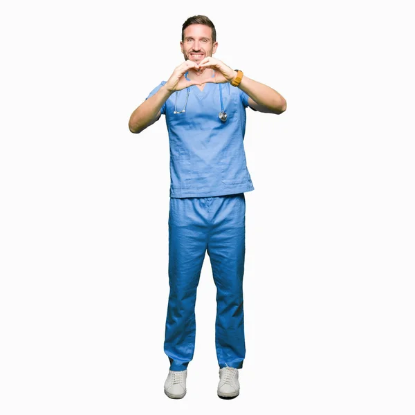 Knappe Dokter Man Medische Uniform Dragen Geïsoleerde Achtergrond Glimlachend Liefde — Stockfoto