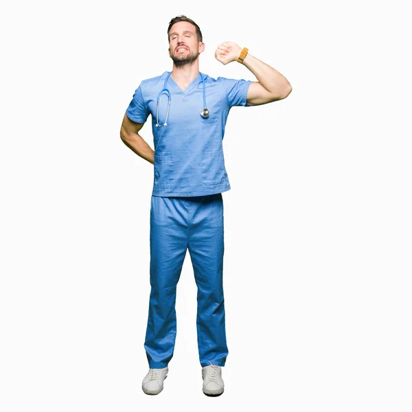 Stilig Läkare Man Bär Medicinsk Uniform Över Isolerade Bakgrunden Sträcker — Stockfoto