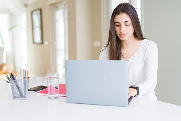 Jeune Belle Femme Concentrée Travaillant Aide Ordinateur Portable — Photo