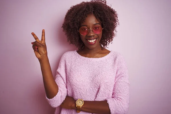 Jonge Afrikaanse Vrouw Met Een Trui Een Zonnebril Een Geïsoleerde — Stockfoto