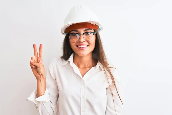 Jovem Bela Arquiteta Mulher Usando Capacete Óculos Sobre Fundo Branco — Fotografia de Stock