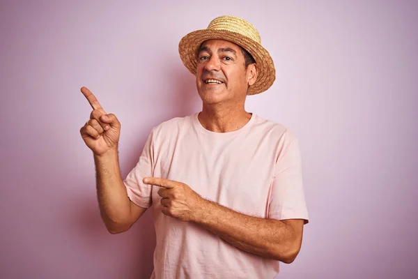 Handsome Middle Age Man Wearing Summer Hat Standing Isolated Pink — Stok fotoğraf