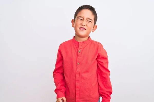 Vacker Pojke Bär Elegant Röd Skjorta Står Över Isolerad Vit — Stockfoto