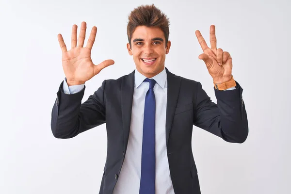 Młody Przystojny Biznesmen Garniturze Stojący Białym Tle Pokazuje Wskazuje Palcami — Zdjęcie stockowe