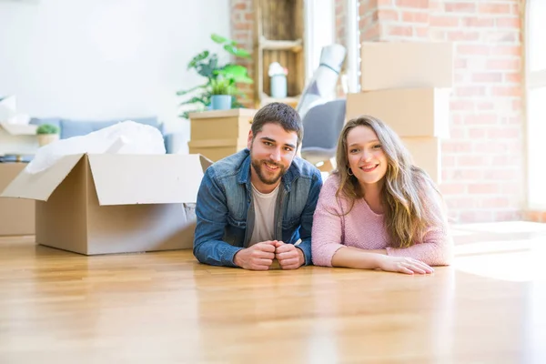 Junges schönes verliebtes Paar entspannt auf dem Boden liegend — Stockfoto