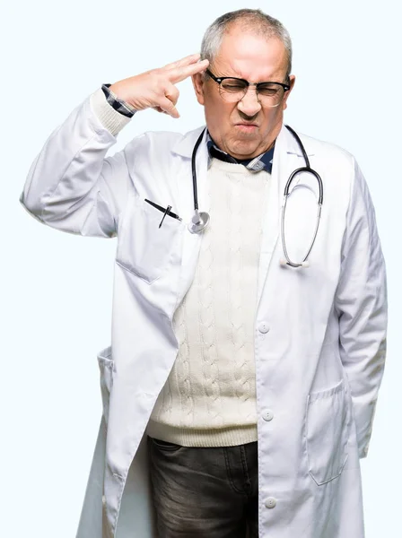 Stilig Senior Doktor Man Klädd Medicinsk Coat Skytte Och Döda — Stockfoto