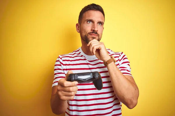 Joven Hombre Guapo Jugando Videojuegos Con Almohadilla Juego Joystick Sobre —  Fotos de Stock