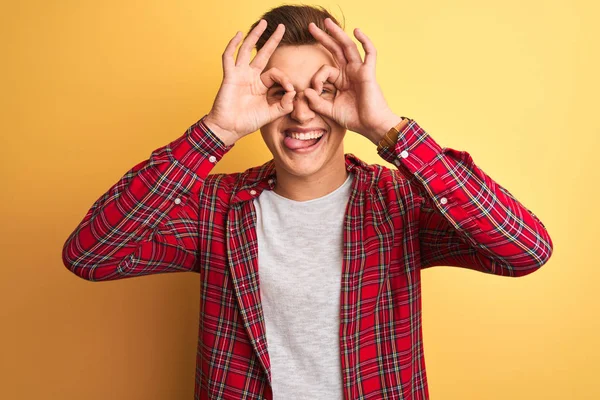 Jeune Bel Homme Portant Une Chemise Décontractée Debout Sur Fond — Photo