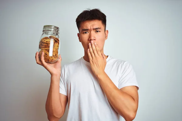 Ung Asiatisk Kinesisk Man Som Håller Burk Med Kakor Stående — Stockfoto