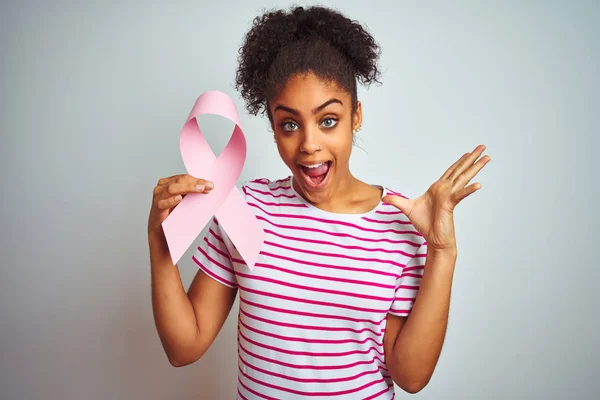 Junge Afrikanisch Amerikanische Frau Mit Krebsband Vor Isoliertem Weißem Hintergrund — Stockfoto