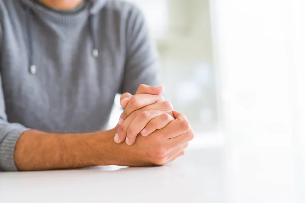 Primer Plano Del Hombre Con Las Manos Cruzadas Sobre Mesa — Foto de Stock