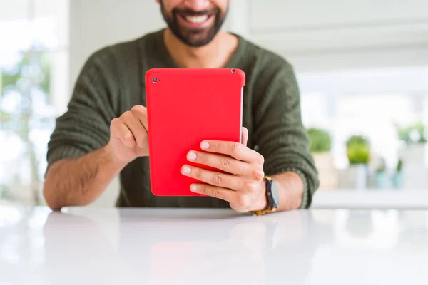 Close Man Using Touchpad Tablet Smiling — Stock Photo, Image