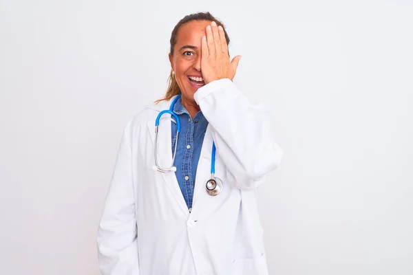 Dojrzała Lekarka Średnim Wieku Nosząca Stetoskop Odosobnionym Tle Zakrywająca Jedno — Zdjęcie stockowe