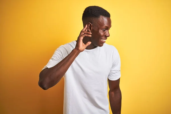 Jeune Homme Afro Américain Portant Shirt Blanc Debout Sur Fond — Photo