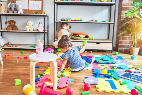 Красивий Малюк Сидить Підлозі Граючи Будівельними Блоками Іграшки Дитячому Саду — стокове фото