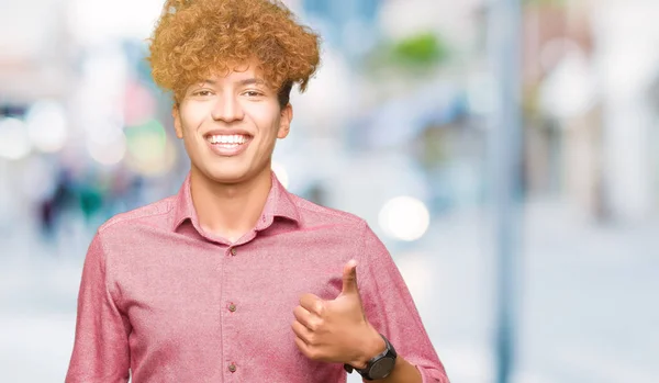 Mladý Pohledný Obchodní Muž Afro Vlasy Dělá Šťastné Palec Nahoru — Stock fotografie