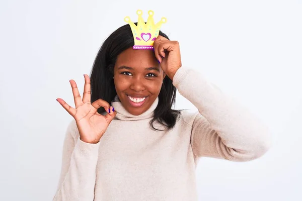 Jovem Afro Americana Vestindo Pretensa Rainha Coroa Sobre Fundo Isolado — Fotografia de Stock