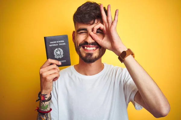 Jovem Com Tatuagem Vestindo Itália Passaporte Italiano Sobre Fundo Amarelo — Fotografia de Stock