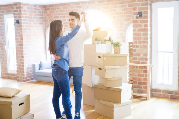 Joven Pareja Asiática Bailando Sonriendo Celebrando Mudarse Nuevo Hogar — Foto de Stock