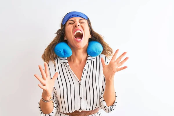 Middelbare Leeftijd Toeristische Vrouw Dragen Halskussen Slaapmasker Geïsoleerde Witte Achtergrond — Stockfoto