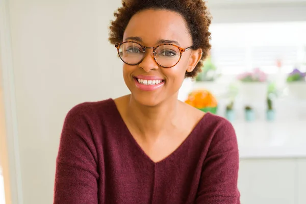 Mooie jonge Afrikaanse vrouw met afro haar bril — Stockfoto