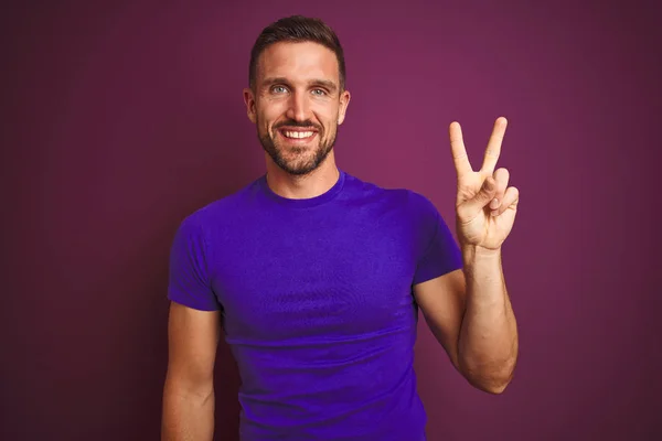 Joven Hombre Vistiendo Casual Camiseta Púrpura Sobre Lila Aislado Fondo — Foto de Stock