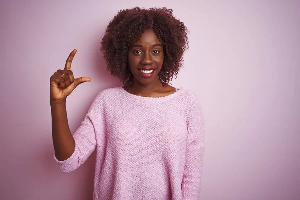 Fiatal Afrikai Afro Visel Pulóvert Áll Felett Elszigetelt Rózsaszín Háttér — Stock Fotó
