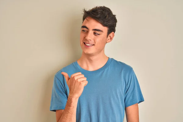 Teenager Chlapec Sobě Ležérní Tričko Stojící Nad Izolovaným Pozadím Usmívající — Stock fotografie