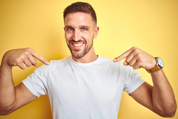 Jeune Bel Homme Portant Shirt Blanc Décontracté Sur Fond Jaune — Photo