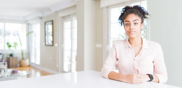 Ângulo Largo Mulher Americana Africana Bonita Com Cabelo Afro Relaxado — Fotografia de Stock