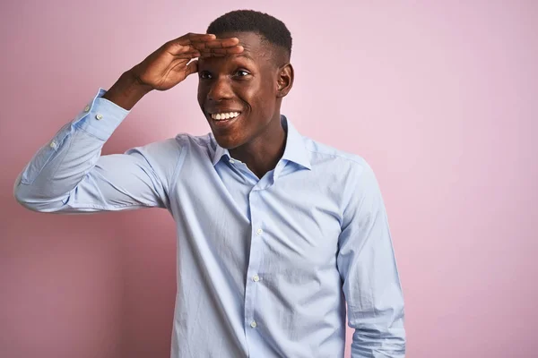 Afrikanisch Amerikanischer Mann Blau Eleganten Hemd Der Vor Isoliertem Rosa — Stockfoto