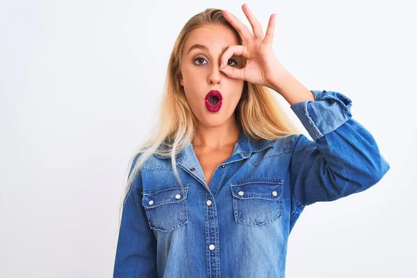 Jonge Mooie Vrouw Draagt Casual Denim Shirt Staan Geïsoleerde Witte — Stockfoto